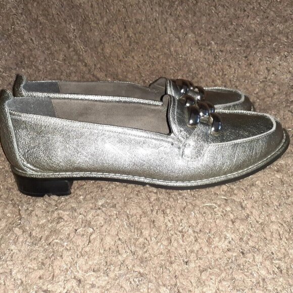 STUART WEITZMAN-Silver Patent Leather-Gloss Coated-Chunky Chain-Sz 8.5-NEAR MINT - Picture 4 of 7